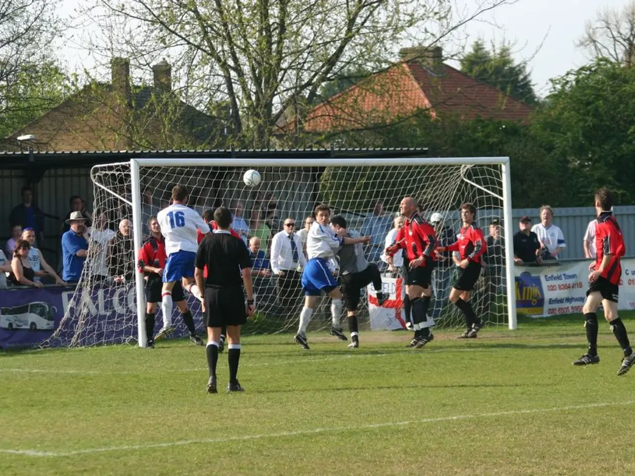 Half-time victory for HSV with a score of 0:0 in a low-scoring match