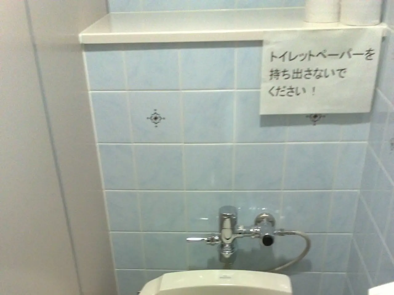 Chemical Mishap in Toilet Paper Production: Extensive Night-Time Response by Arnsberg Fire...