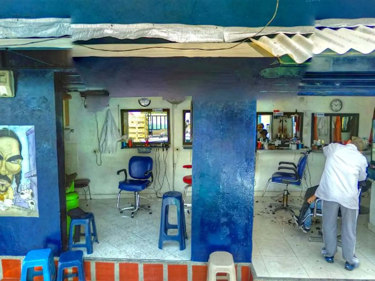 "Festive Generosity Surges: Donors Gather Funds for Burglarized Las Vegas Theater on Christmas Eve"