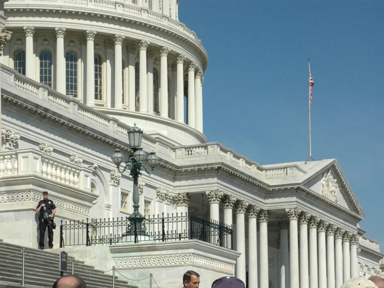 Federal mayor in DC maintains collaboration with federal law enforcement agencies under a new order