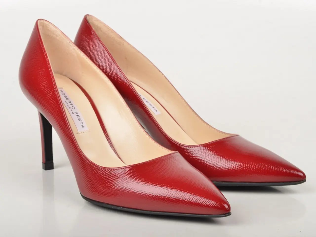 Who speaks of the contemporary fashion trend of wearing white socks with loafers?