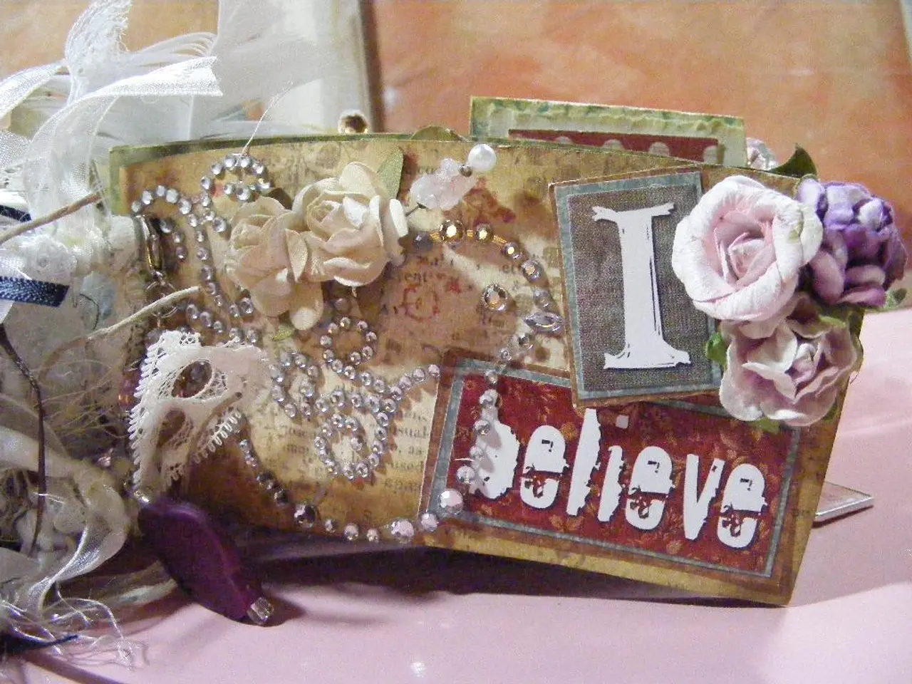 Holiday table refreshments have never been easier, as trendsetting hosts embrace the low-key charm...