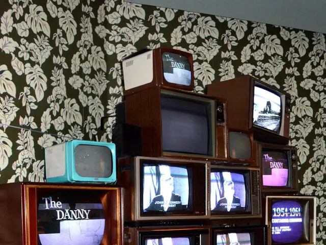 Behind-the-Scenes Secrets: The set designer of the show reveals Art Deco-inspired elegance, vibrant...
