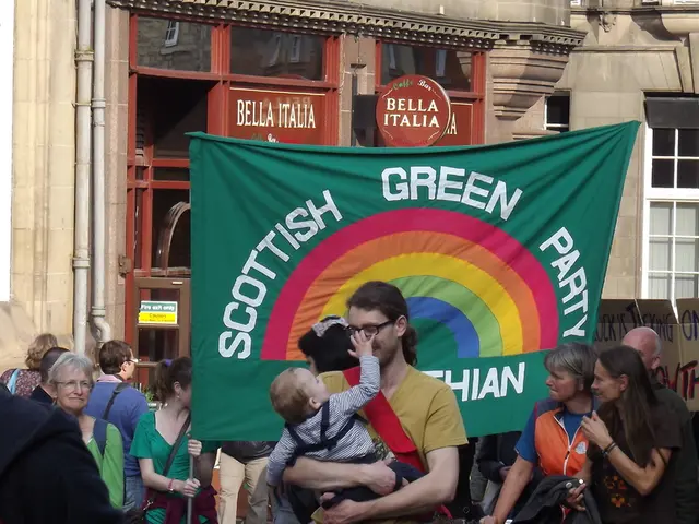 Venetian Traffic Control Prioritizes Tourists, Punishes Thieves with Chains