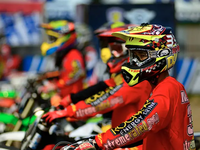 Exploring collapsible headgear for motorbikes: shopping advice & helmet review roundup