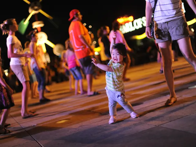 Chaotic Romance Unfolds in TV Sitcom "A Crazy Day"