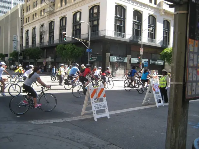 Truck driver passes cyclist on road without identification