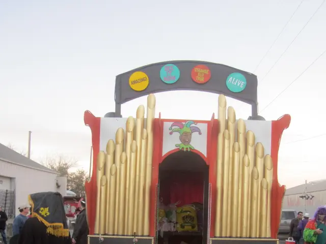 Train collision involving a stationary, damaged saddle train