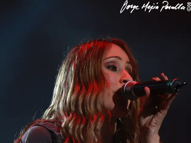 Hannah Waddingham performs chilling rendition of 'God Save the King' at the British Grand Prix