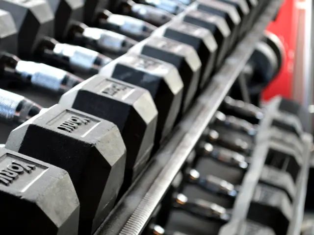 Four-step dumbbell routine for total-body muscle strengthening