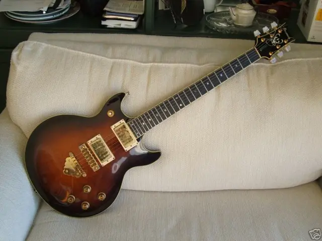 Sellers of television sets caught off guard by Franke's unexpected arrival with suitcases