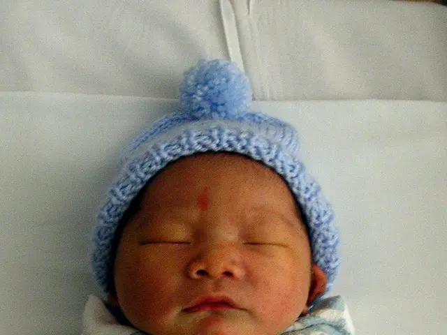 Actress displays expanding abdomen at film's red carpet event.