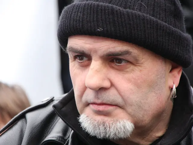 Imposter posing as a bogus bank employee, exposed via photo investigation