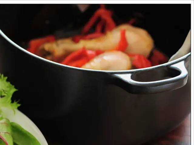 A connection found between diets rich in nutrients during middle age and a healthier aging process.