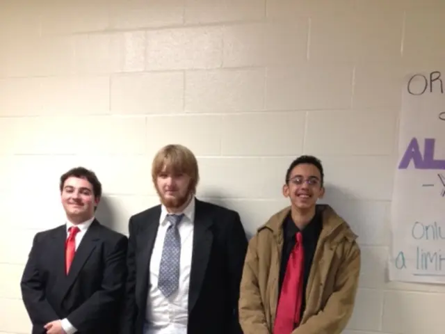 Men ought to abandon jeans, as argued by Brad Pitt: justification provided