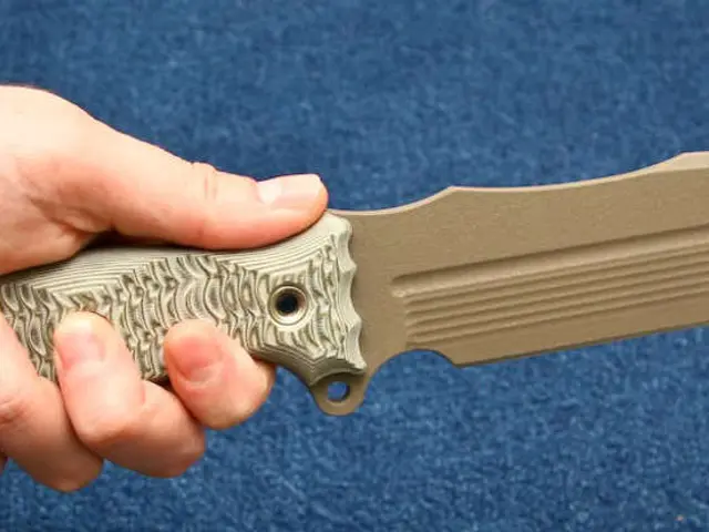 Passenger in Obertshausen brandishes knife, verbally abuses and menaces fellow traveler