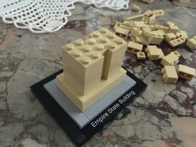 Guide for constructing a sharp, level brick wall intelligently