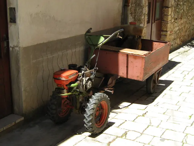 Tractor Accident at Intersection: Buntekuh Tractor Sheds its Wheels